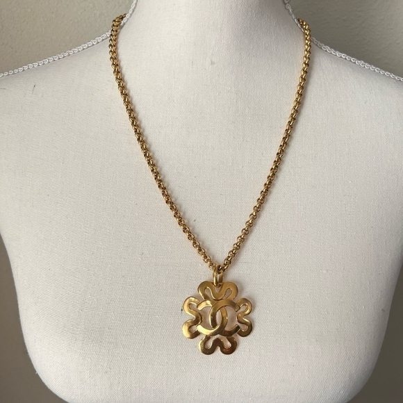 CHANEL Vintage Gold CC Clover Pendant Necklace - Picture 6 of 7